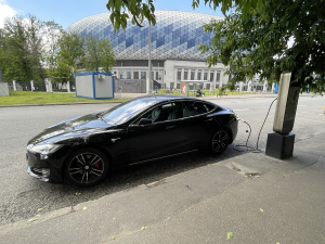 Электромобилям продлят бесплатный проезд по платным дорогам