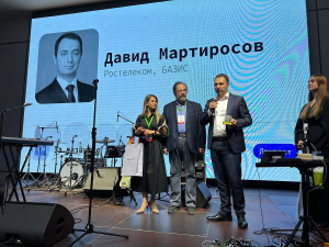 Гендиректор компании «Базис» Давид Мартиросов получил премию «Хрустальный Ёж»