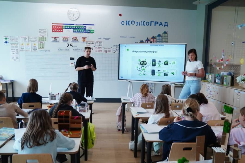 От ИИ-ассистентов до рекомендаций: «Авито» принял участие в разработке «Урок ИИ» от Сколково